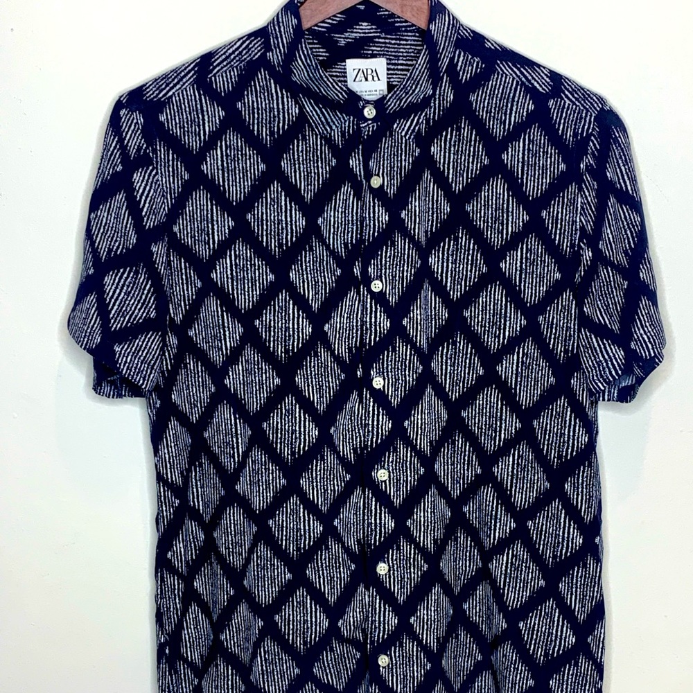 Men’s slim fit short sleeve button down!